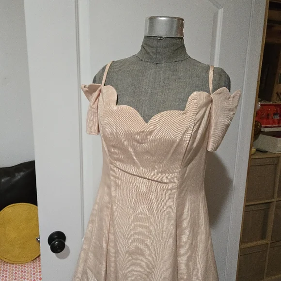 Vintage 1980s Karen Lucas NIKI Pink Off Shoulder Scalloped Formal Dress, SIZE 12 - Picture 2 of 16